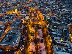 城市夜景鸟瞰图。路灯下的街道。