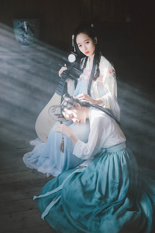 前缘旧梦韶华逝，唯有清宁渡光阴。