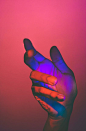 Hands under neon light - Le photographe Andre Elliott a capturé des mains dans des positions majestueuses et placées sous des néons multicolores à travers sa série intitulée « Acoluthic Redux ». Il livre des dégradés de couleurs vibrantes et des jeux d’om