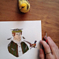 插画师Polly Fern Sergeant和她的宝贝鸟儿Ernes 。polly每次画画的时候Ernes都会在一旁认真的观看，非常有爱。 ​​​​