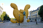 「 Big Yellow Bunny 」

Florentijn Hofman   

如果这是某人的毛绒玩具，我们有点担心它的主人回到瑞典城镇广场找它是怎样一副景象。 荷兰艺术家Florentijn Hofman 和工匠制作了这个巨大的13米高的黄色兔子，大兔子的存在改变了整个城市的景象，使人们可以以一种新的角度来发现这个城市的创意与 ​​​​...展开全文c