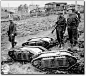 这张图片拍摄于第二次世界大战诺曼底登陆不久之后，照片中的四名英国士兵站在捕获的3架德国“巨人”微型遥控爆破车旁边。