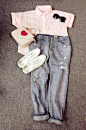 粉红格子衬衫搭配BF风卷边破洞牛仔裤