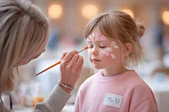 精致的儿童舞台彩绘