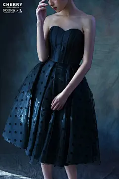 #粉丝福利#每个女人的衣柜里都应该有一件小黑裙，元宵节就让大家圆满！只需转发此微博并关注@Pooma卜马 和@绮莉婚纱礼服高级定制 我们将在3月1日抽出3位幸运粉丝！3位！3位！重要事情说三遍！我都这么贴心了你还不转！