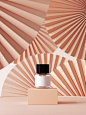 Estratto per presentazione di branding, identità e packaging. Profumo sul podio su medaglione di fan di carta color nudo. Illustrazione di rendering 3D. | Foto Premium