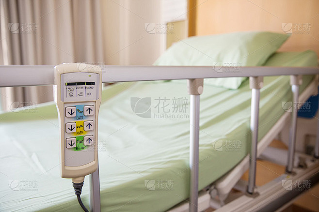 医院病床的遥控器挂在床栏杆上。医疗和医院...