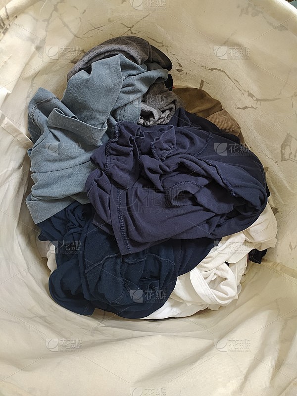 脏衣服放在篮子里
