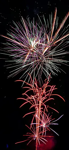 原图壁纸：2024新年快乐，烟花绽放夜空-今日头条