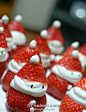 看起来好好吃的样子。。//@恋上民宿: 草莓做的圣诞老公公，想不想一口咬下去....大家晚安...提前祝剩蛋快乐。