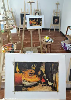 用油画临摹插画 ，特别喜欢这个场景设定，特别有故事性，画的时候就一直在想，这个小破屋里面到底发生了什么呢，巨大的青蛙上面带了个皇冠？难道是青蛙王子嘛，小男孩感觉完全不害怕的样子，反而转身在跟大白鹅说些什么事情，说事情的时候为什么又一只手拿着棍子（？？）