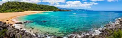唯美海滩景色高清图片_新图网 https://ixintu.com 海岸 礁石 晚霞 傍晚 黄昏 海洋和岸边的岩石图片 夕阳 山峰 树木 海洋 海水 石头 大海图片 风景图片 海报banner 摄影 风景