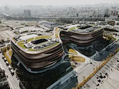 历时5年总投资45亿元！扎哈遗作完工——广州新地标：无限极广场 : 无限极广场 © 邬超 wiku 历时5年筹建，总投资45亿元人民币，建筑女王 扎哈·哈迪德力作广州无限极广场，这一傲踞广州白云新城中轴的划时代商务名片已于近日全面落成。项目旨在创造一个能够培养高效沟通、创造力和…
