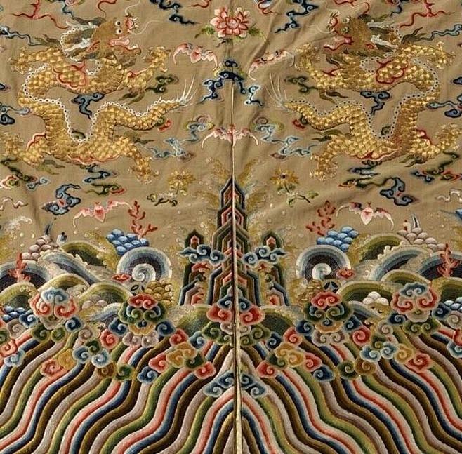 传统纹样：海水江崖纹常饰于古代龙袍、官服...