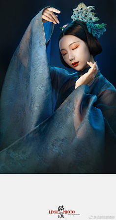 com采集晨歌1984采集到色彩搭配流行色展示海报uocook.