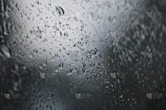 水珠或蒸汽落在窗玻璃上
