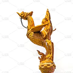 金天鹅雕像在Wat phechapoo Wanaram BamnetNarong Chaiya