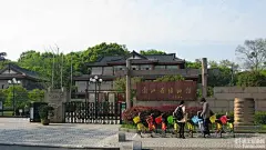 【浙江省博物馆】的对面，有一个西湖游船的售票窗口。