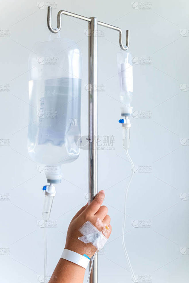 Iv 静脉注射袋与滴管和管处理与药物溶液