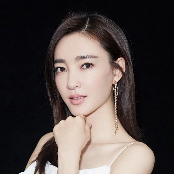 不愧是素颜女神王丽坤这个妆可以打满分
