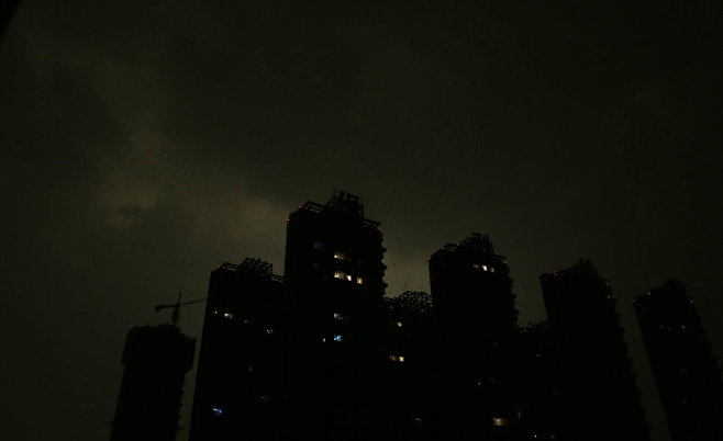 整个城市犹如笼罩在夜色中。当日，沈阳迎来...