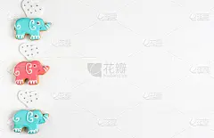 框架为设计一个婴儿横幅，贺卡。背景婴儿横幅。孩子们用大象做横幅。带有姜饼和大象的横幅的基地