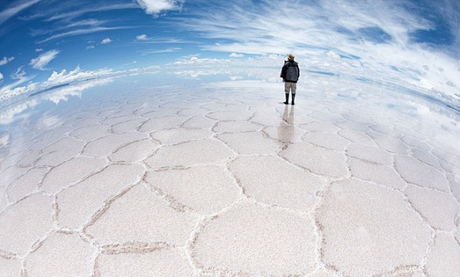 玻利维亚盐平板创建惊人的步行水错觉