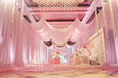 《SWEET FEAST》唯美简欧风婚礼+来自：婚礼时光——关注婚礼的一切，分享最美好的时光。#唯美简欧风婚礼# #帷幔装饰# #迎宾区#