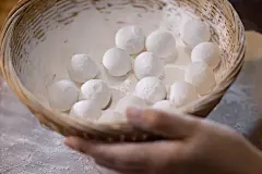 元宵节包汤圆,中华传统节日美食图片下载