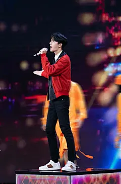 王一博超话 · #王一博青春恰时来舞台#
青年演员@UNIQ-王一博 亮相《花好月圆元宵夜》中央广播电视总台2021年#元宵晚会#，演绎“十四五”青春赞歌《青春恰时来》。歌声搭载新时代蓝图憧憬，筑梦拼搏绘制锦绣新时代。元宵节快乐，祝愿国富民强月圆家安！#王一博加盟央视元宵晚会# ​​​​