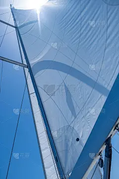 游艇航行在晴朗的蓝天背景。乘着海风远航大洋，夏日度假