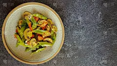 用红豆、胡萝卜、洋葱和橄榄油炖的圆盘子。L在一个黑色的背景上