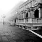 白色,人,建筑结构,城镇,城市_126168799_Tourists walking at a town square, St. Marks Square, Venice, Veneto, Italy_创意图片_Getty Images China