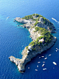 Li Galli Islands, Amalfi Coast
利加利岛，阿玛菲海岸
像不像一只可爱的海豚