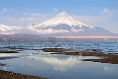 日本富士山的美丽风景与山中子湖的倒影。这是一个非常受摄影师和游客欢迎的地方。旅游及景点概念