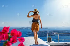 桑托林白色屋顶上的年轻女子