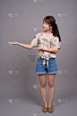 在灰色背景下拍摄的年轻美丽的亚洲女人