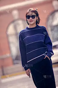 亚洲时尚酷女孩戴着墨镜走在街上