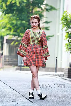 炎热夏日里的“提神良药”！海报时尚网日本街拍之古着聚集地原宿篇240期：简装花样依旧足，混搭也要够清凉_日本街拍_日本街拍_海报时尚网