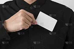 员工在口袋里抓一张空白名片，作为模型模板logo品牌背景。
