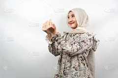 美丽的亚洲年轻穆斯林妇女祈祷，道歉，悲伤，内疚，请求宽恕，斋月，伊斯兰教，开斋节和宰牲节，孤立在白色