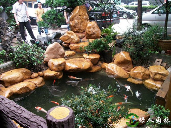 上等黄蜡石假山鱼池图片