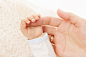 婴儿小手与妈妈的手高清摄影图片