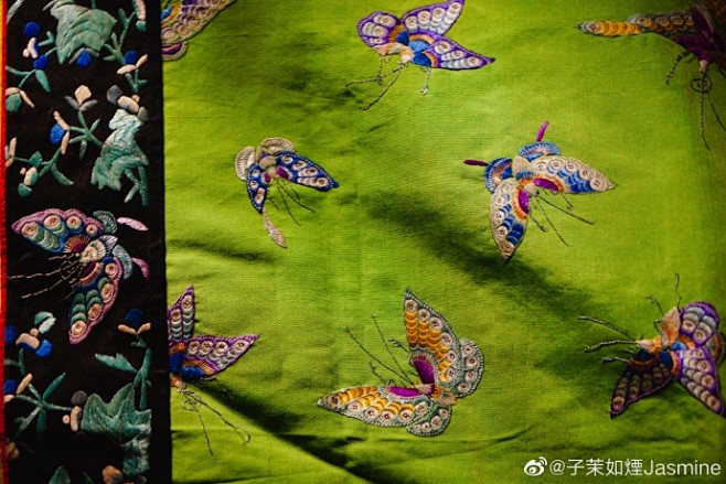 文物：绿缎绣蝶女衣•南京博物院藏 【展览】锦绣中华——古代丝织品文化展 【地点】首都博物馆 清代蝴蝶刺绣，衣长131厘米，袖通长154厘米 ...