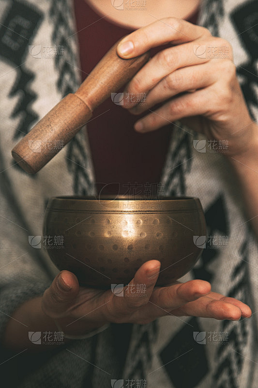 一名妇女穿着手工制作的斗篷，在冥想中使用...