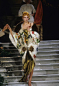 (27 条消息) 如何评价 John Galliano 在 Dior 时期的作品？ - 知乎 : 今天翻看了他10多年前的作品，从他的作品中看到了我个人特别喜欢的东方元素和民族元素，由此对他产生了强…