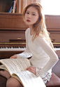 钢琴前的白皙文静迷人美少女白衣短裤唯美私房写真图片 - 搜优图片网