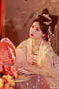 「请和我一起去灯会吧！」
今天拍的是华丽丽的公主殿下呀～
摄影/子小浔
汉服超话#成都约拍##汉服写真##成都摄影# ​​​​