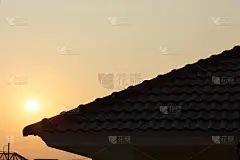 黑瓦屋顶的新房子与日落的天空_5092344584