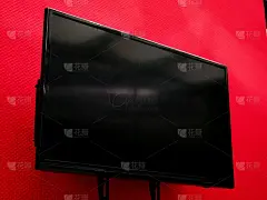 墙壁背景上的液晶电视